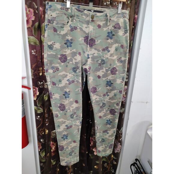 Women's Seven Jeans High Rise Straight Camo Floral Size 16 - Picture 5 of 16